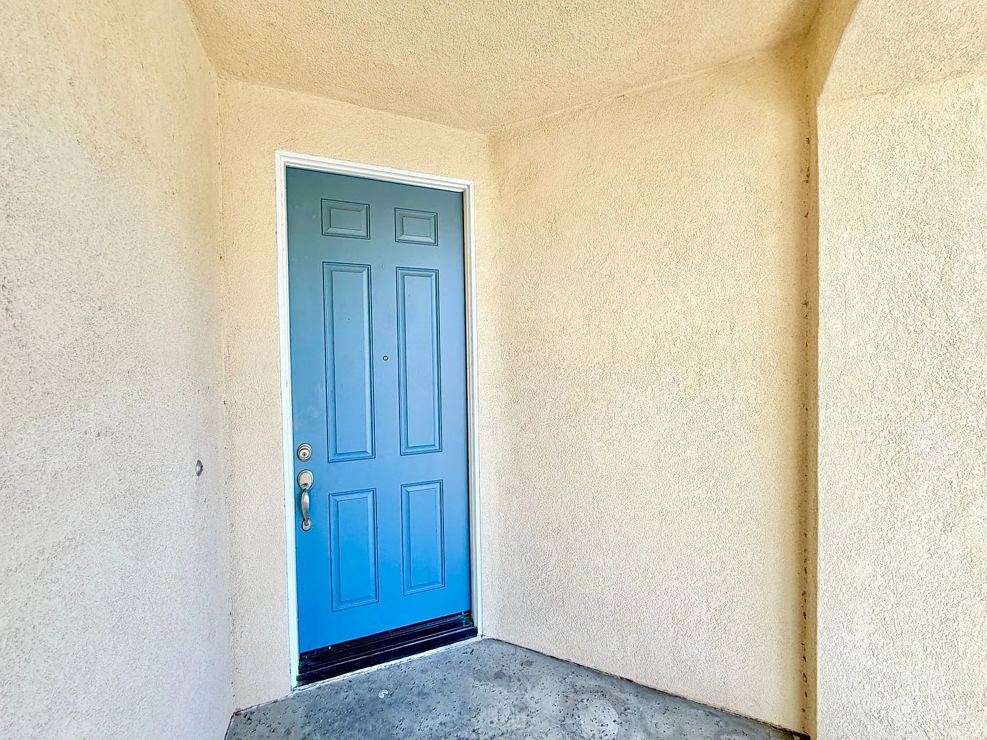 3 Bedroom Home with 2 Car Garage & Amenities — Photo 4