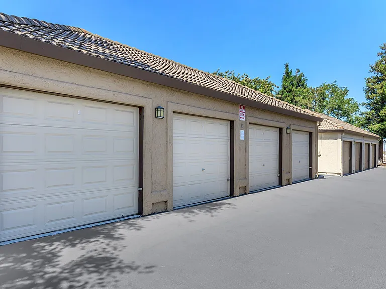 Oak Hills Apartments — Photo 17