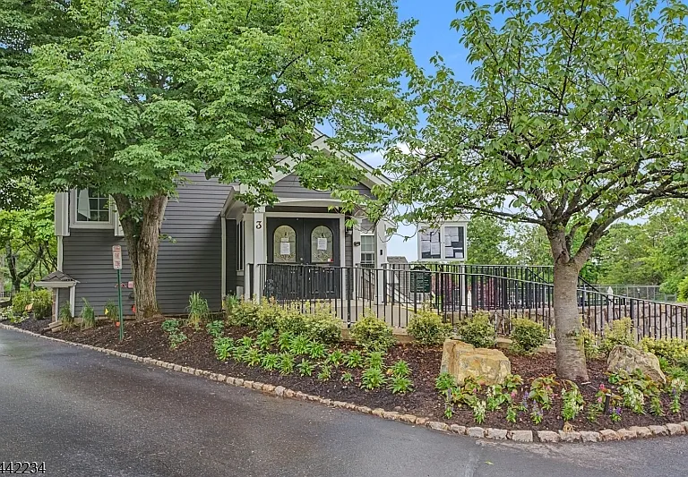 1 Danbury Ct — Photo 17