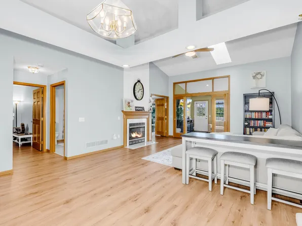 697 Markgrafs Lake Dr, Woodbury, MN 55129