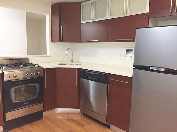 3rd image of 184 Thompson St