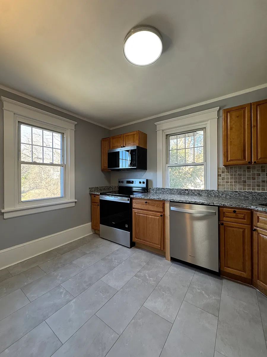 Building Photo - 136 Maple Ave #2