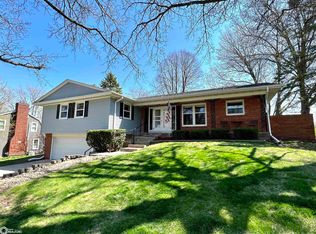 1920 Country Club Dr, Grinnell, IA 50112