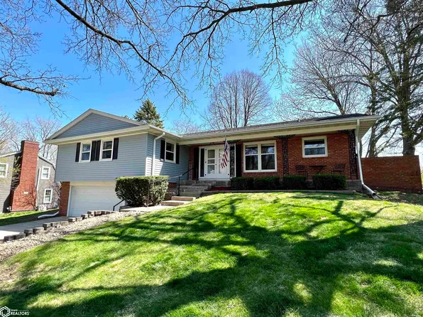 1920 Country Club Dr, Grinnell, IA 50112