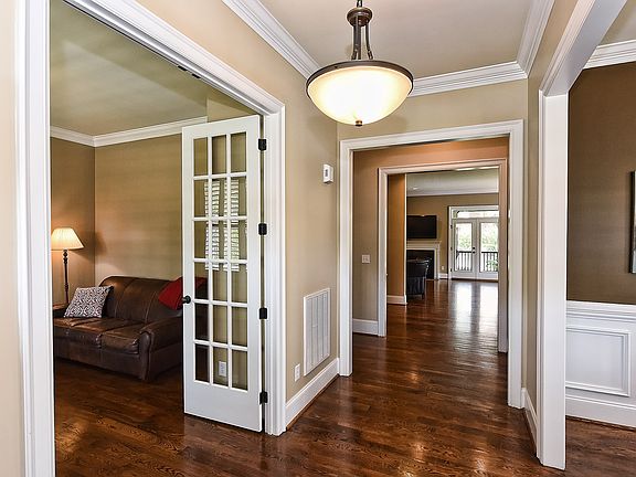 2nd image of 315 Montmorenci Xing