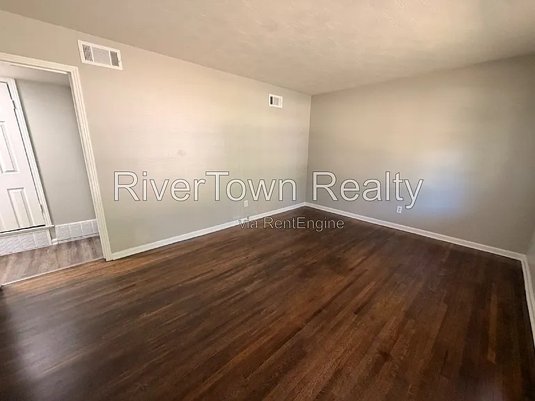 2884 Spring Hill Dr — Photo 2