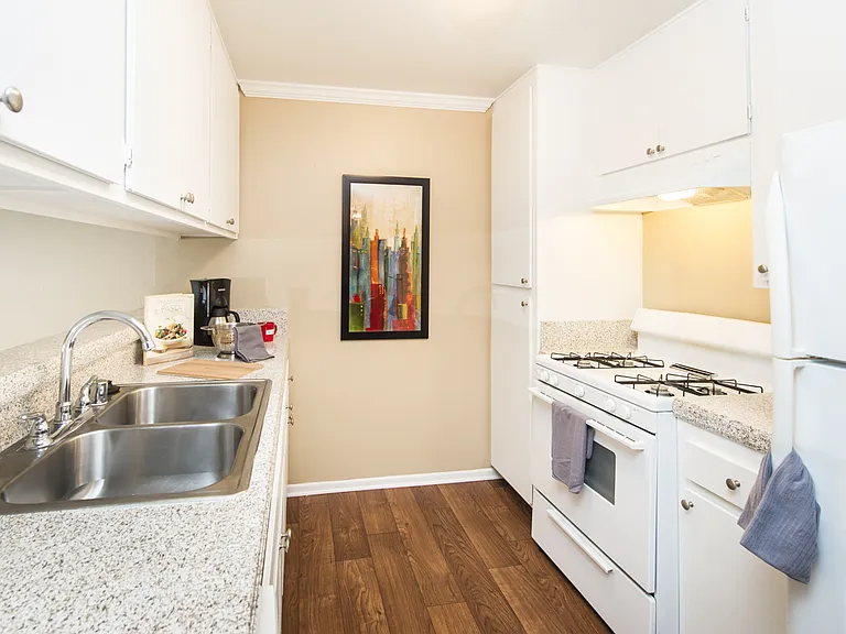 Windwood Apartments — Photo 12