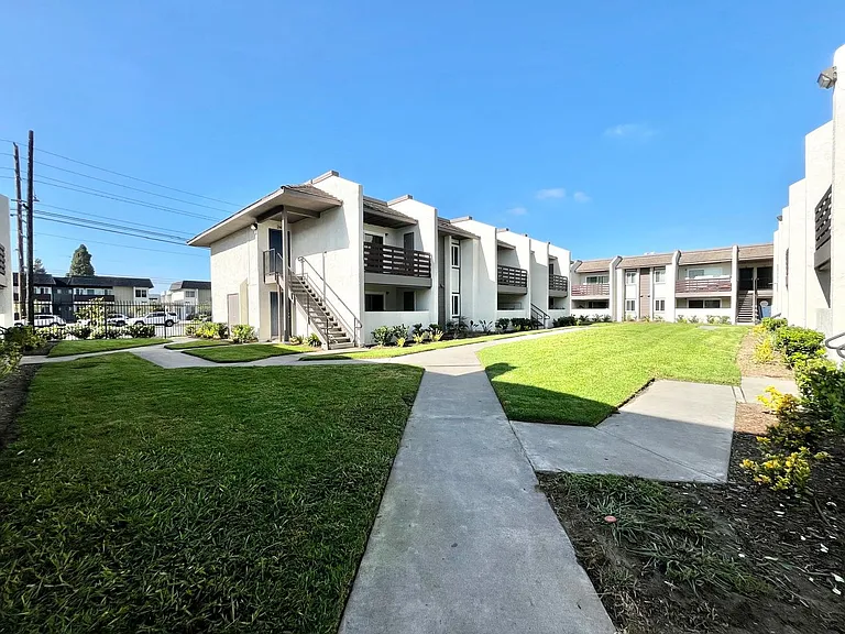Bolsa Gardens Apartment Homes — Photo 5