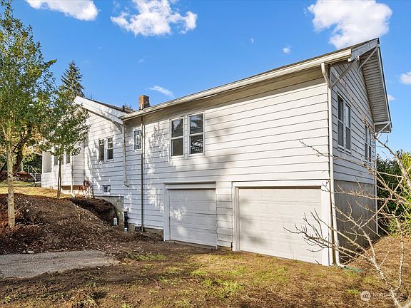 3rd image of 1124 Marguerite Avenue