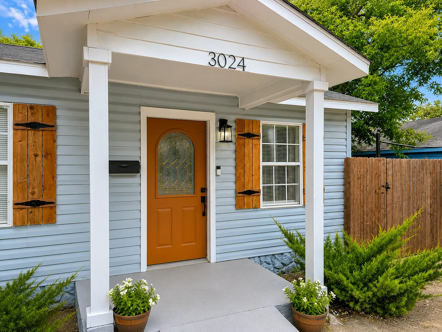 Fort Worth Charm Meets Modern Style Move-In Ready with a HUGE Backyard & Prime Location! — Photo 2