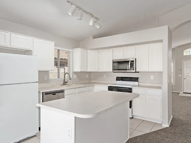 12454 W Holly St — Photo 11