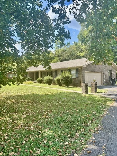 3 bed, 2.0 bath, 2022 sqft, $1,900 — Photo 1