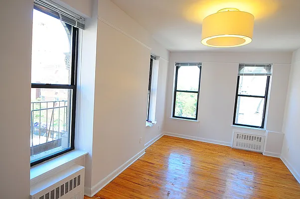 Rented by Metropolis Real Estate of Manhattan | media 28