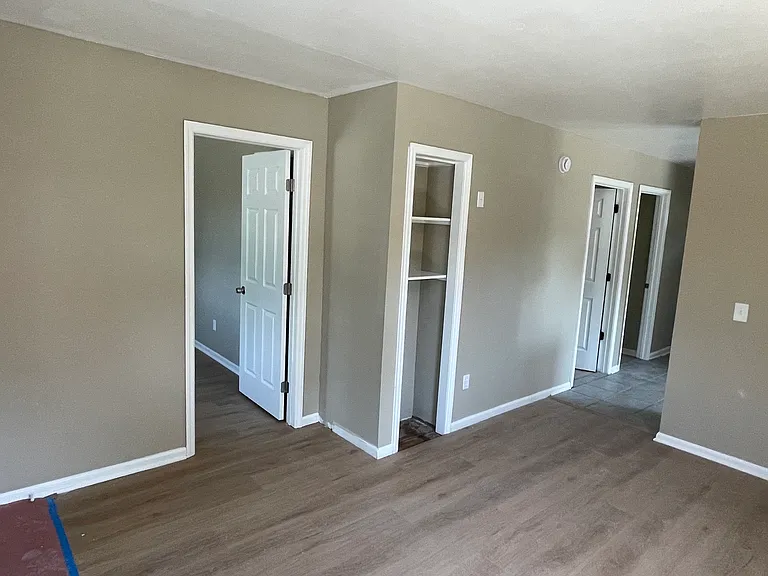 521 Swann St — Photo 4