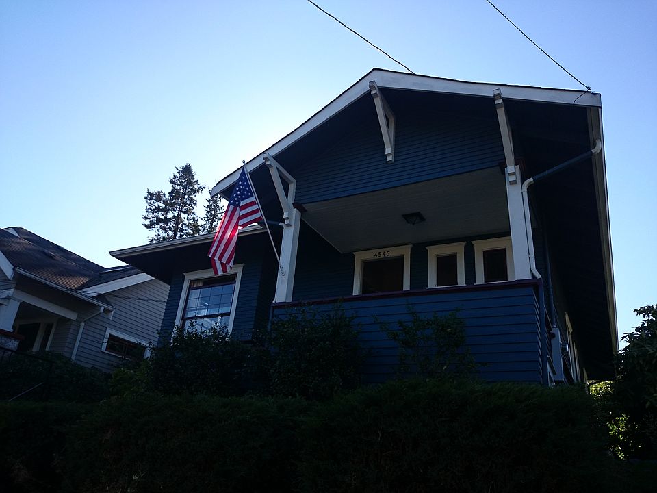 2nd image of 4545 Thackeray Pl NE