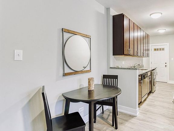 4th image of 701-715 W Brompton Ave #67