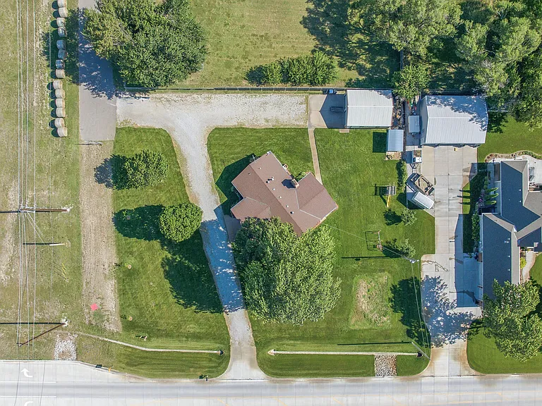7804 N Seneca St — Photo 28
