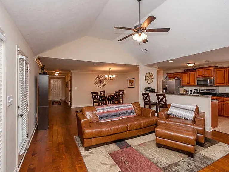 1004 Barrett Dr — Photo 8