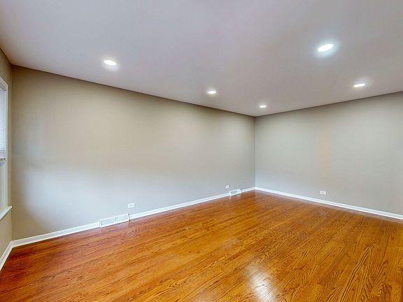 4th image of 521 Buckthorn Ln