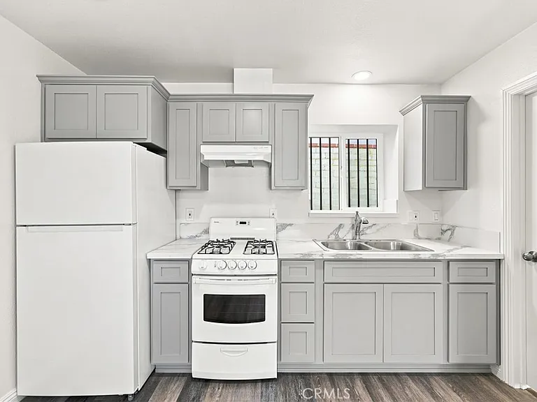10646 S Wilton Pl — Photo 12