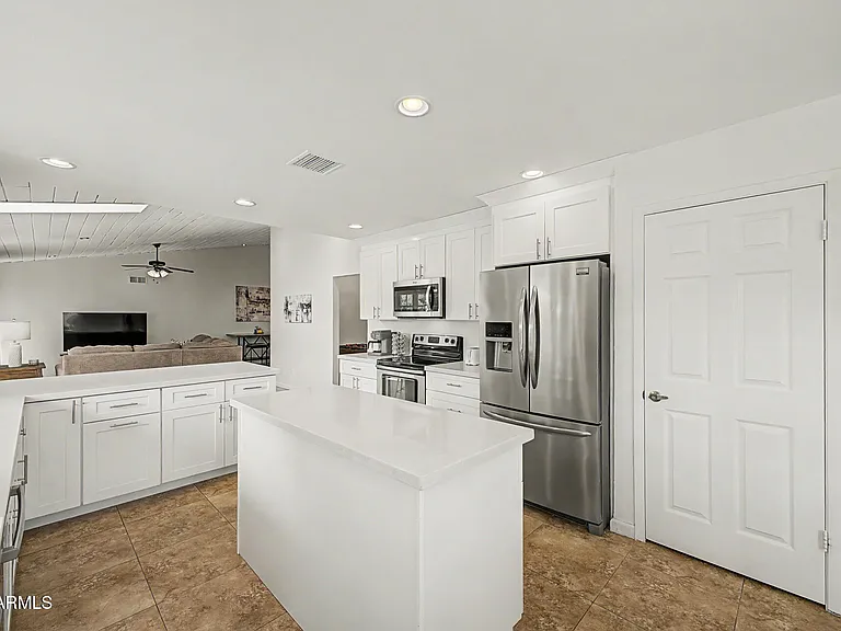 2445 S Catarina — Photo 11