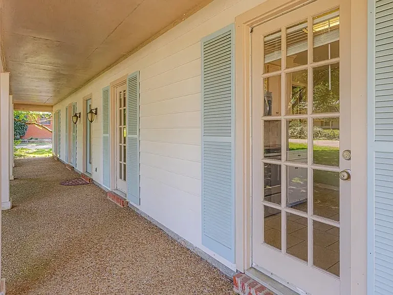 111 Squirrel Hill Dr — Photo 2