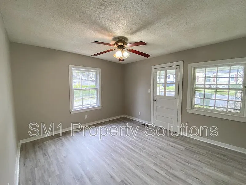 3 bed, 1.0 bath, 800 sqft, $1,350 — Photo 3