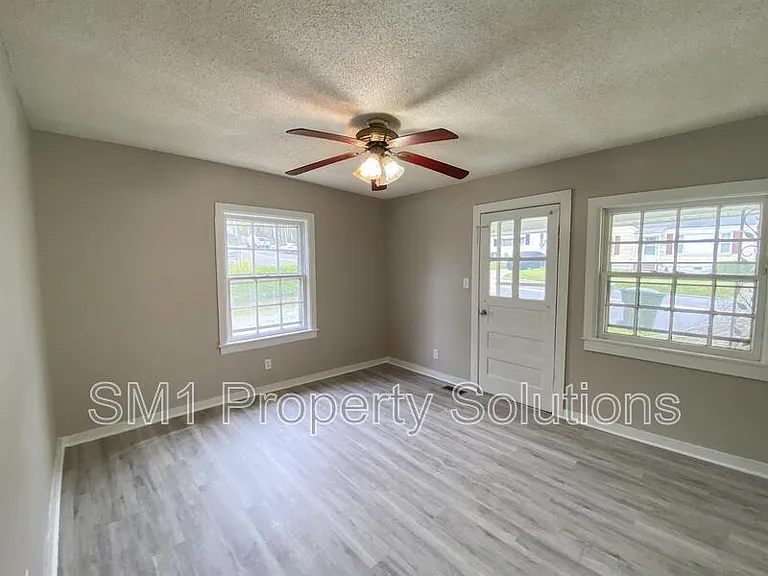 915 Willow Rd — Photo 5