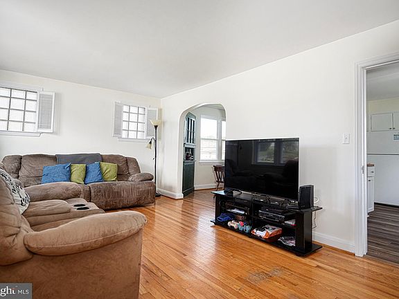 4th image of 4210 Cardwell Ave