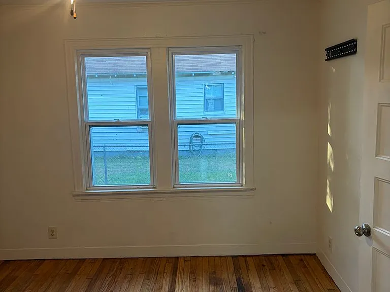 723 Hall St — Photo 11