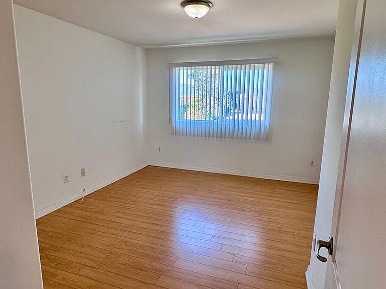 13525 Vanowen St #305 — Photo 20