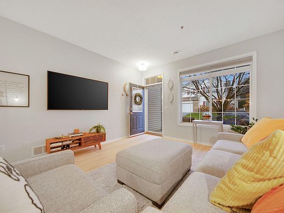 2nd image of 739 Maple Hills Dr APT I
