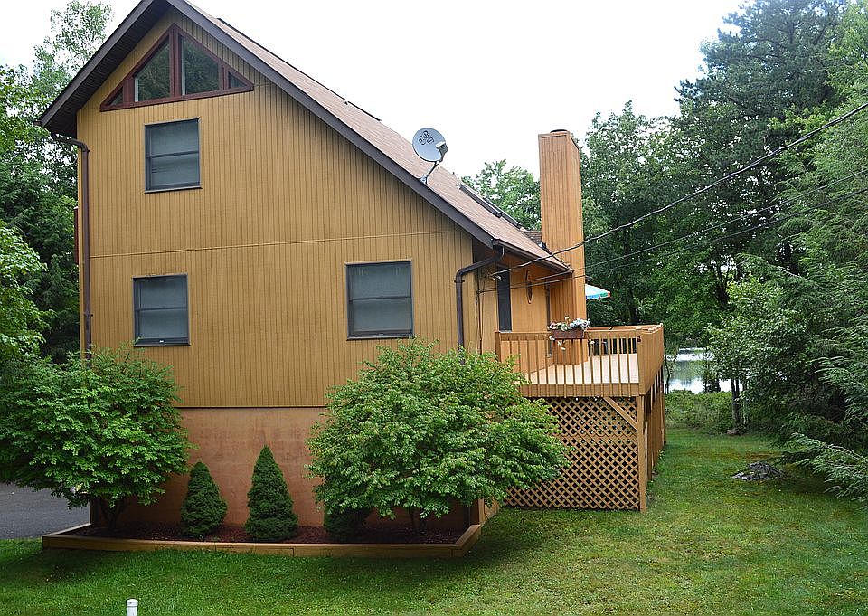 LAKEFRONT HOME WITH PRIVACY