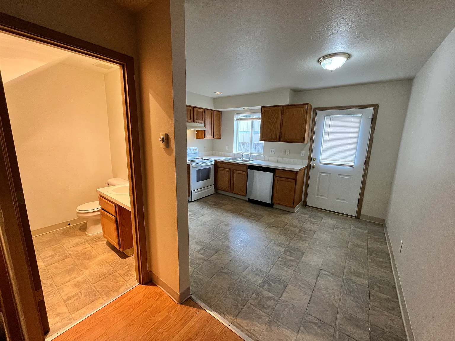 2 bed, 1.5 bath, 924 sqft, $1,475 — Photo 3