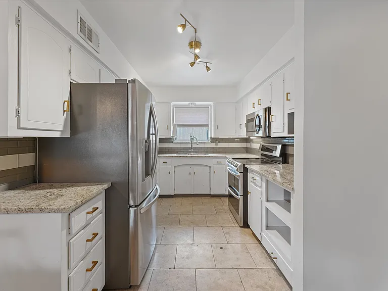 1426 Lexington Dr — Photo 8