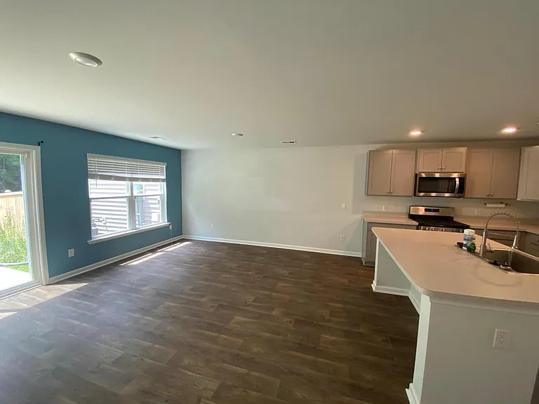 135 E Sunrise Ln — Photo 6