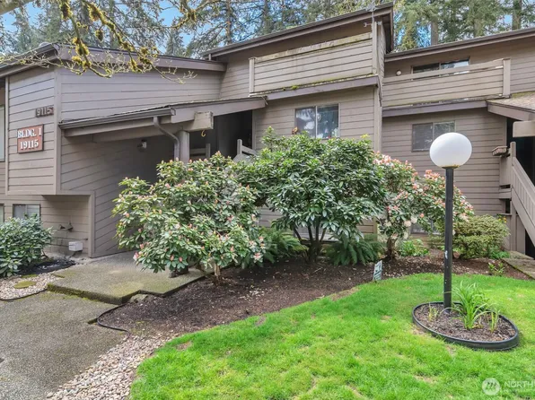 19115 Ballinger Way NE #102, Lake Forest Park, WA 98155