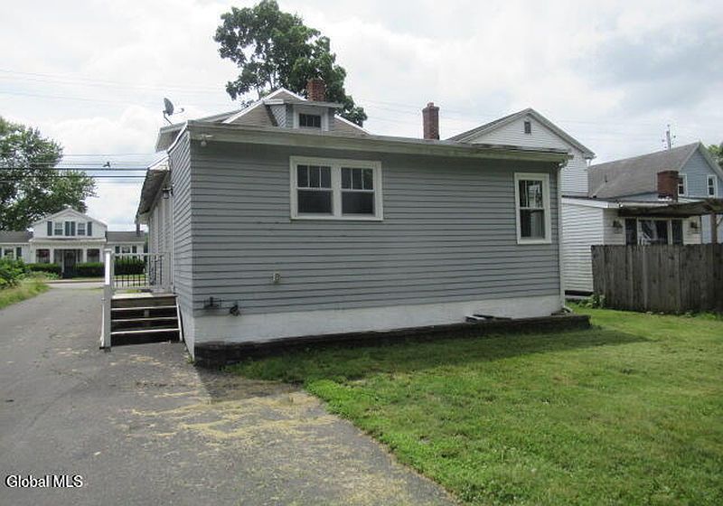 3rd image of 811 Hudson Avenue