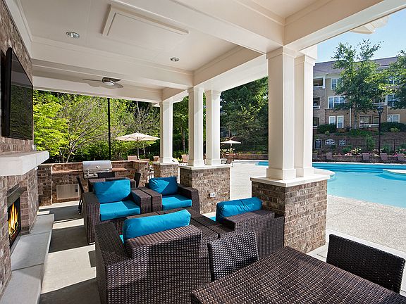 Summerhouse with Fireplace, TV, and Grills