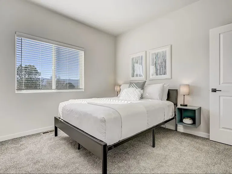 2220 E La Salle St — Photo 42