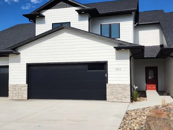 2913 Jenny Cir, Yankton, SD 57078