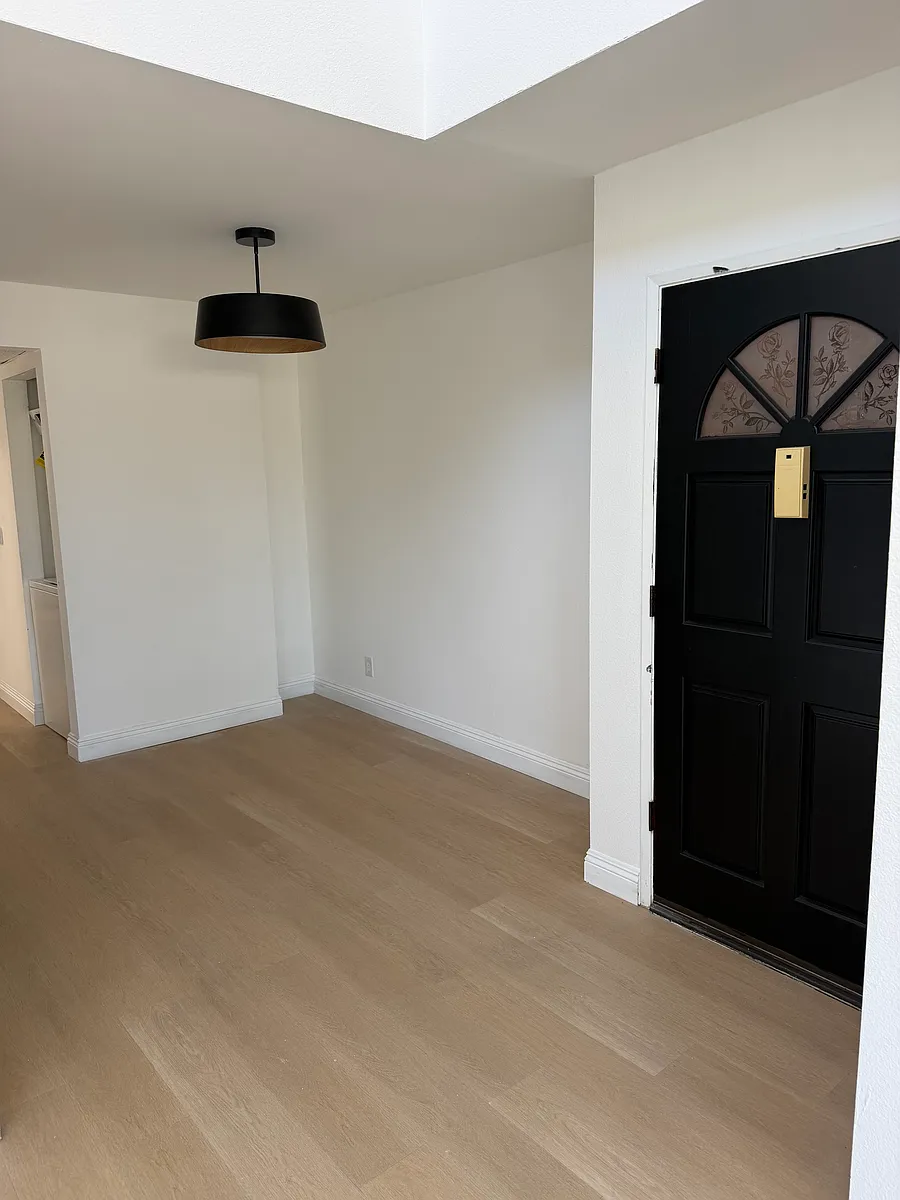 Entrance/Dining - 2550 S Barrington Ave #204