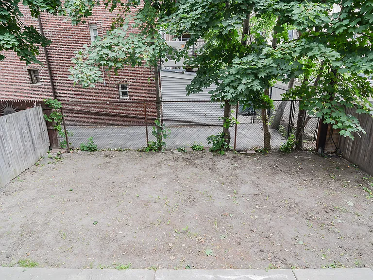 546 E 8th St #1 — Photo 22