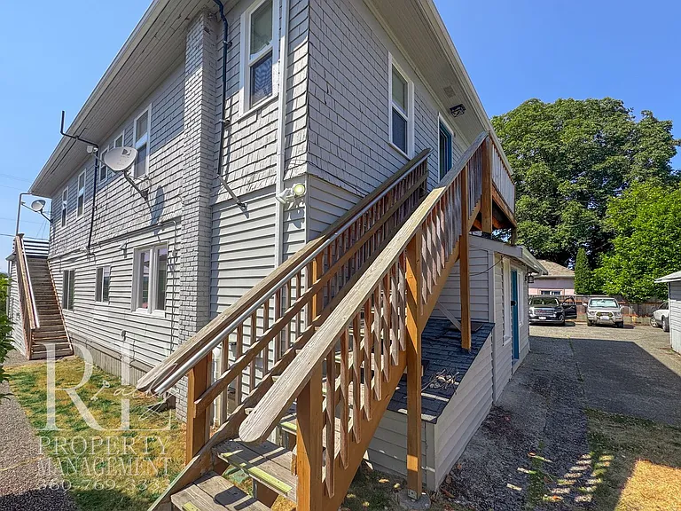902 Pleasant Ave — Photo 1