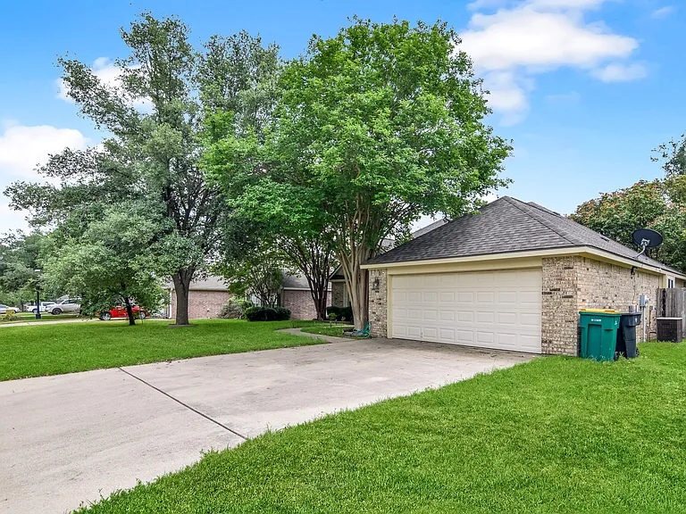 2511 Kingsbury Dr — Photo 3