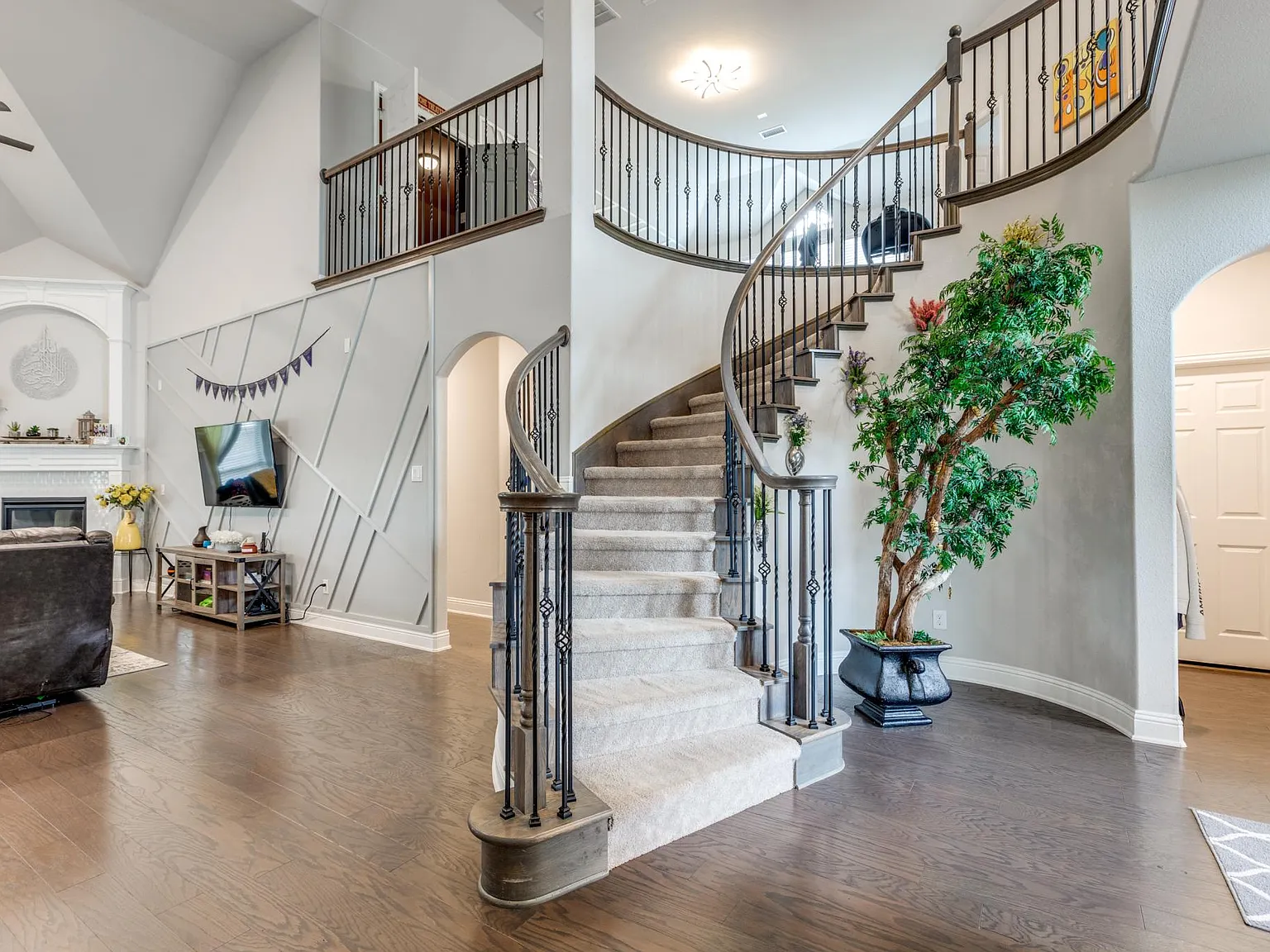 6 bed, 4433 sqft, $4,300 — Photo 3