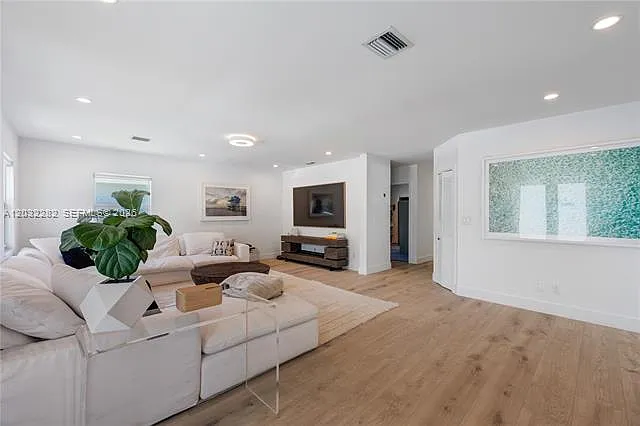 930 Stillwater Dr — Photo 2