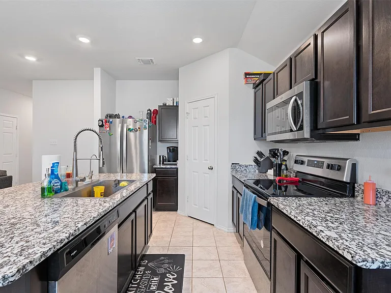 701 Taggart Trl — Photo 6
