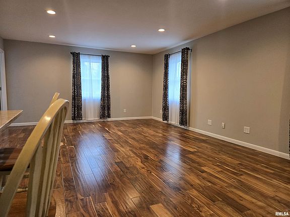 4th image of 802 W Main St