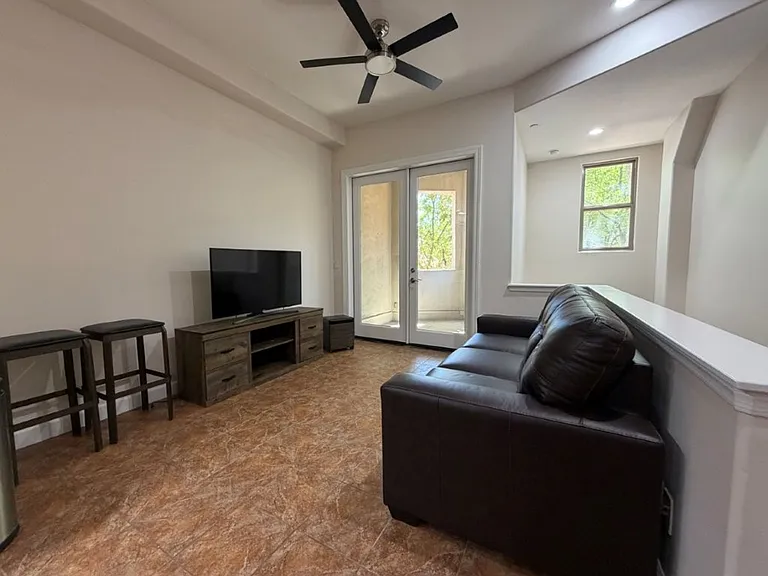 555 W 6th St — Photo 24